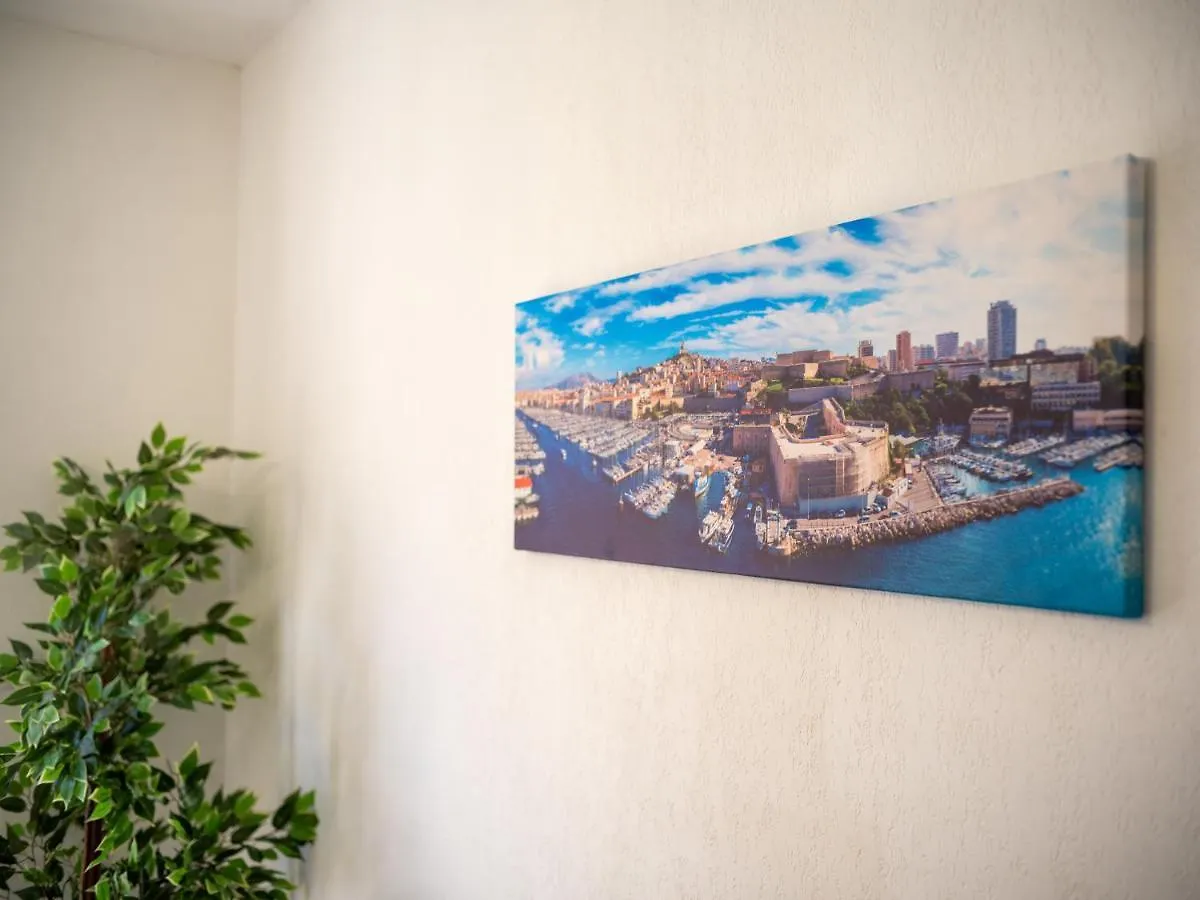 Appartement Tout Equipe A 5 Min De La Gare St Charles Marseille 0*,  France